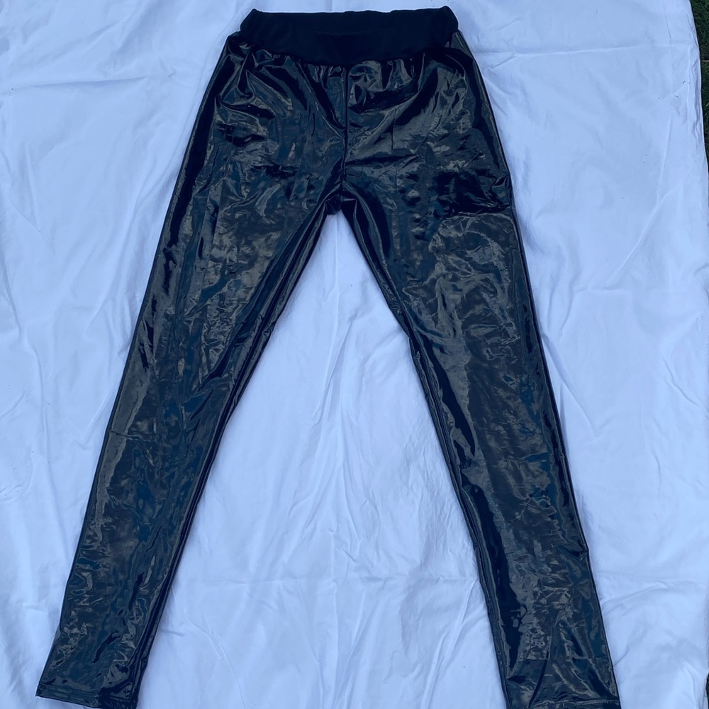LEATHER LEGGINGS SIZE M (FIT LIKE LEATHER JEANS)